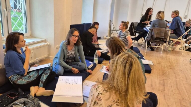 Uczestnicy szkoły CUUD Integrowanie Oddechem, roczna szkoła rozwoju osobistego, zajęcia, doświadczenie, praca z oddechem, praca z ciałem, praca z uczuciami, praca z emocjami