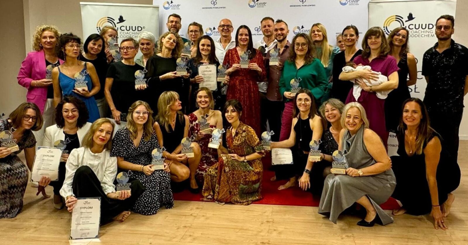 Uczestnicy szkoły CUUD Integrowanie Oddechem, roczna szkoła rozwoju osobistego, zajęcia, doświadczenie, praca z oddechem, praca z ciałem, praca z uczuciami, praca z emocjami